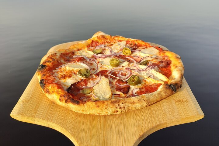 Tuore kivijuuripizza Saariston Puodin järvimaisemassa